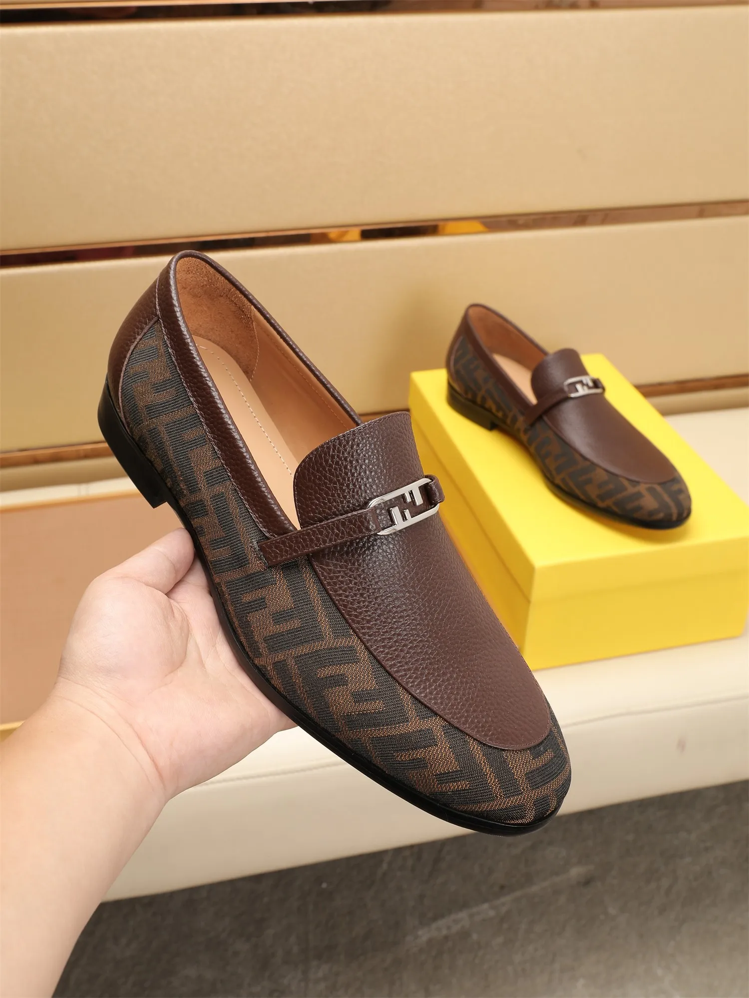 Men's shoes💰460 🕷🕷【FENDI】The latest men's formal leather shoes🇨🇳Classic series not to be missed💯The first layer is made of imported first-layer cowhide☘Original quality, the leather is smooth and delicate🎋Awesome version, perfect streamlined outline🍇Cowhide lining, size 38-44 (customized at 45.46)...